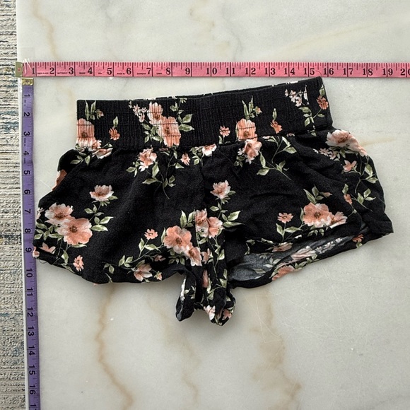 Black Floral Print Shorts - Picture 2 of 4